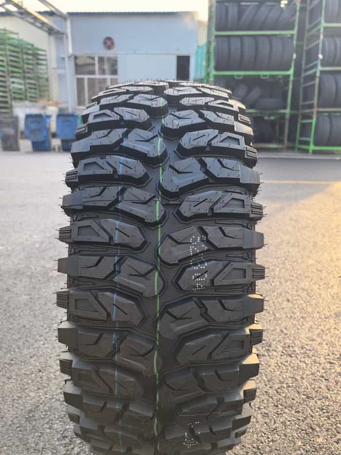 Llanta MT (Mud Terrain o terreno de barro) con tacos agresivos para tracción en barro y terrenos difíciles.